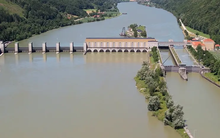 Ein Blick auf das Wasserkraftwerk Jochenstein an der Donau.