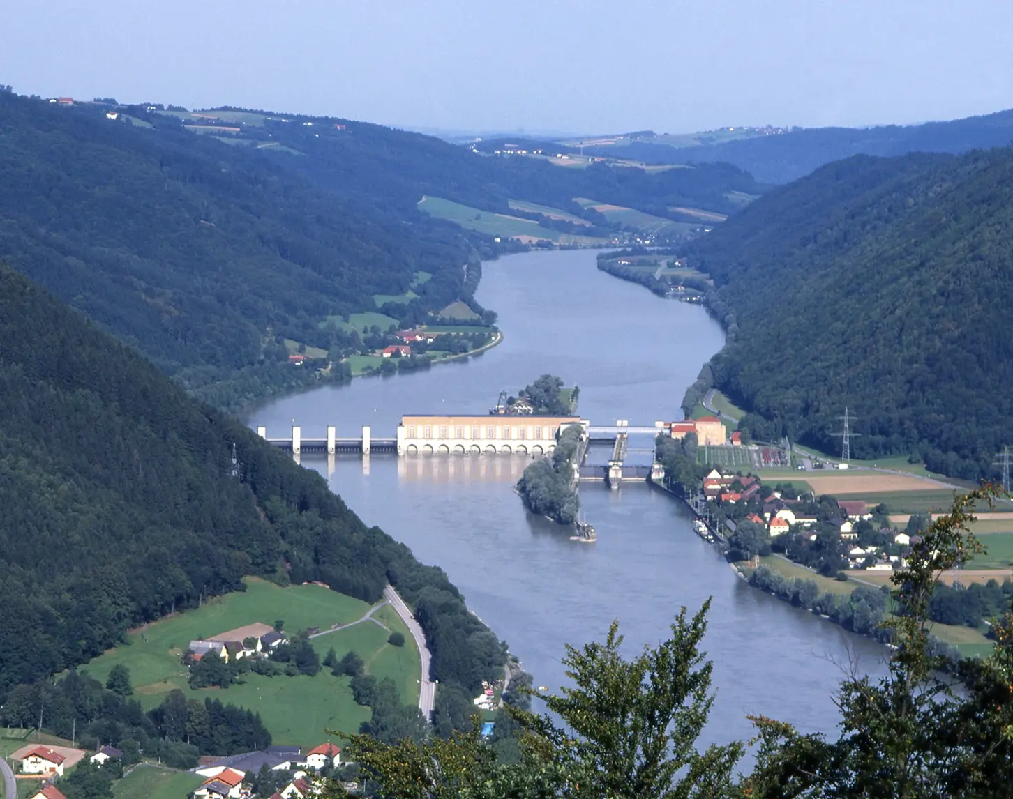 Die Aufnahme zeigt das Kraftwerk Jochenstein von oben.