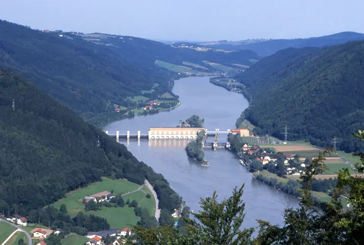 Die Aufnahme zeigt das Kraftwerk Jochenstein von oben.