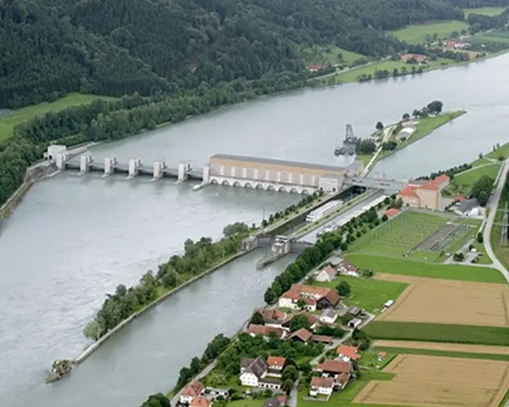 Ein Blick auf das Kraftwerk Jochenstein von oben.